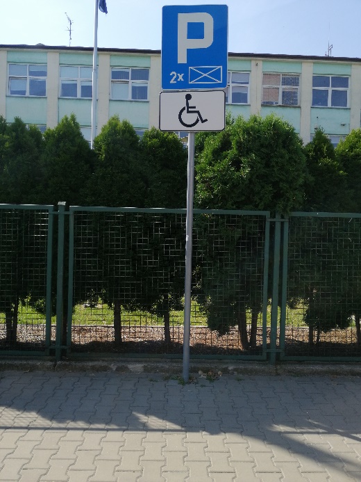 Zdjęcie miejsca parkingowego dla niepełnosprawnych przed Urzędem