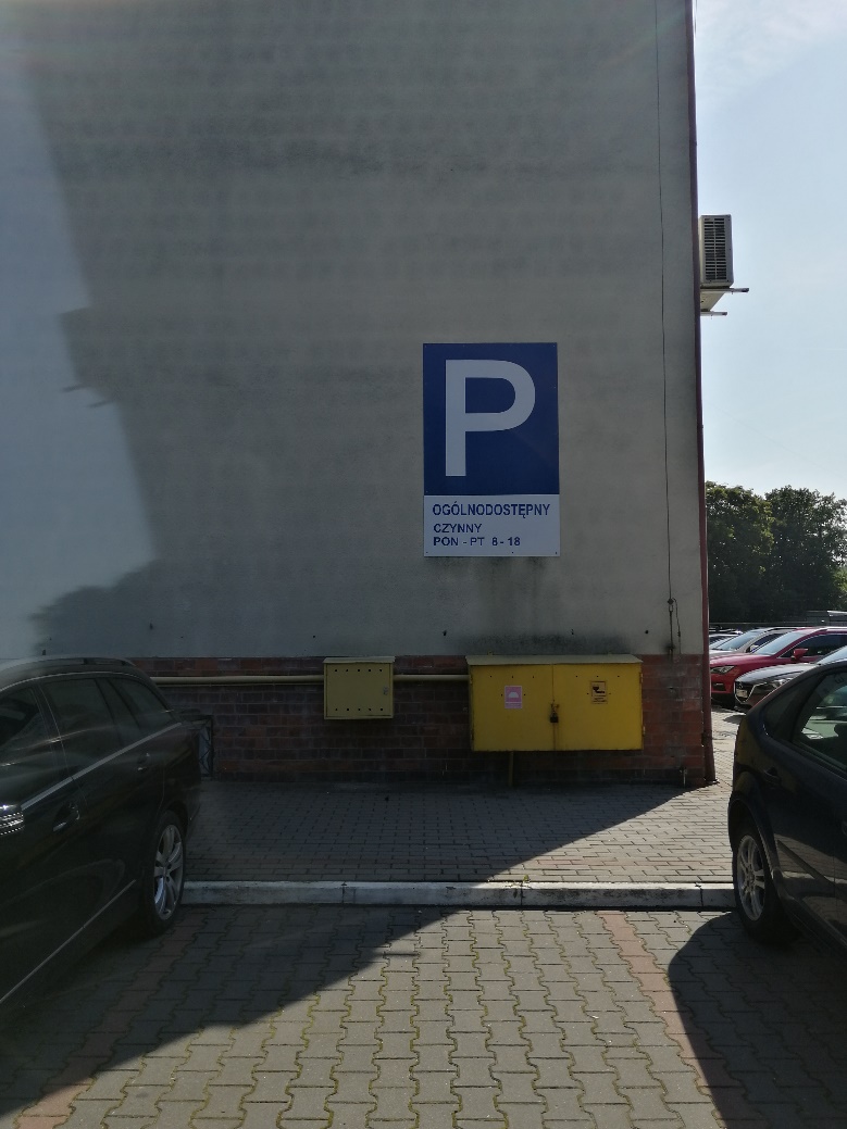 Zdjęcie parkingu za Urzędem