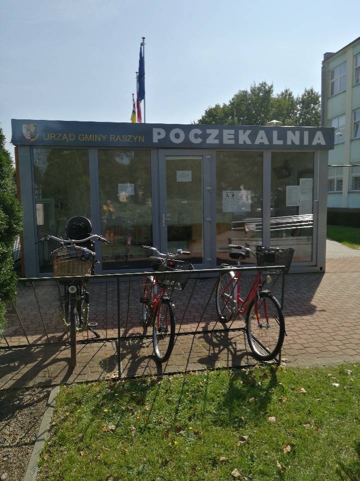 Zdjęcie stojaków na rowery przed budynkiem Urzędu