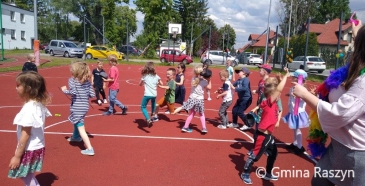 Zabawy taneczne dzieci na boisku szkolnym
