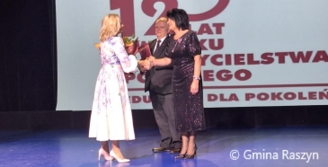 Medal Komisji Edukacji Narodowej dla Dyrektor Zespołu Szkolno-Przedszkolnego w Ładach