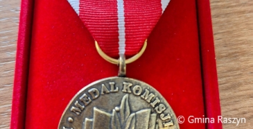 Medal Komisji Edukacji Narodowej dla Dyrektor Zespołu Szkolno-Przedszkolnego w Ładach